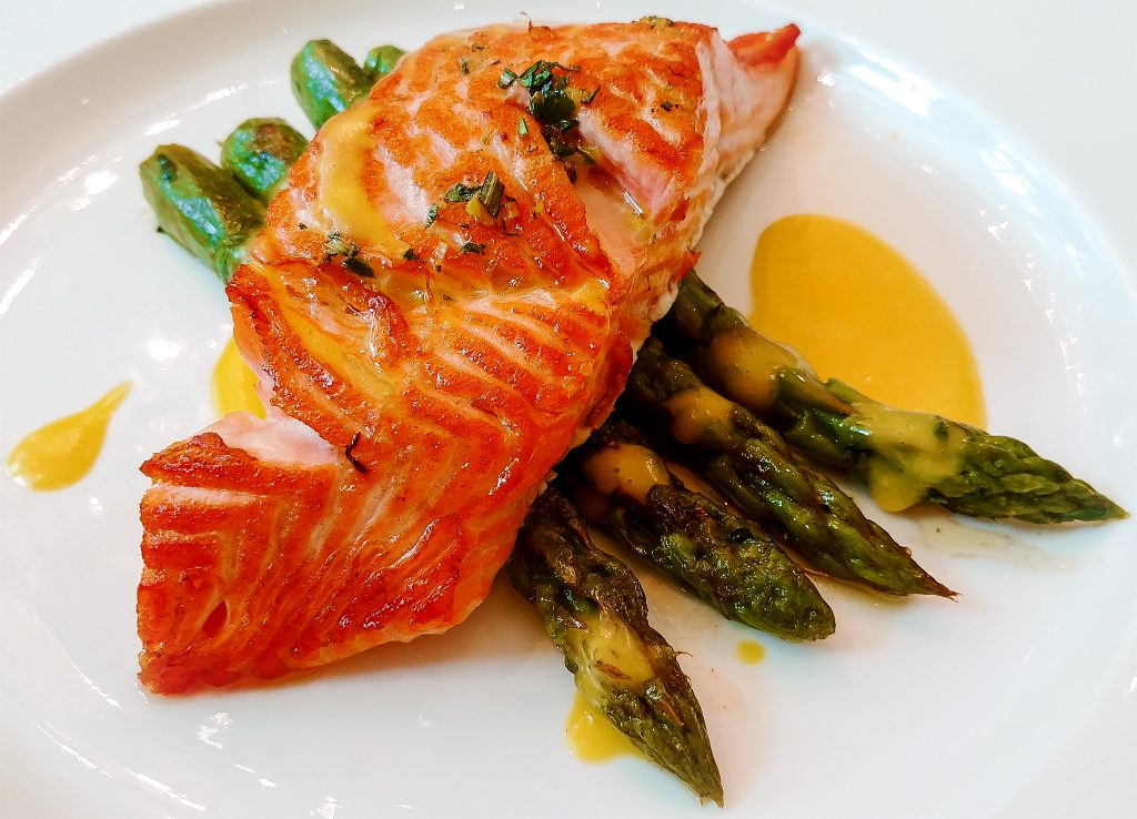 Cover picture: Salmon & asparagus on a plate